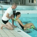 Descente dans l'eau au bord de la piscine